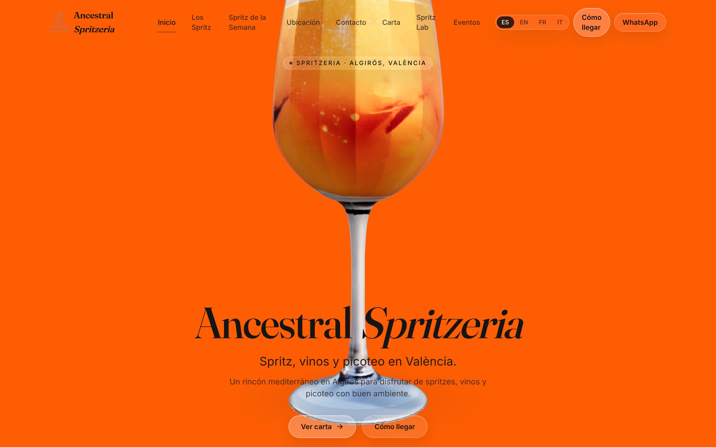 Página de inicio de ancestralbar.es en un ordenador. Una copa de spritz sobre fondo naranja y el nombre Ancestral Spritzeria.